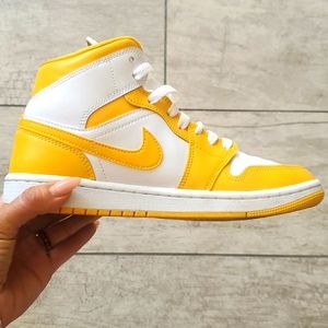 Air Jordan 1 Mid WMNS 7.5